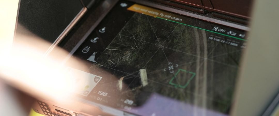 Écran d'une radiocommande de drone affichant une carte de vol
